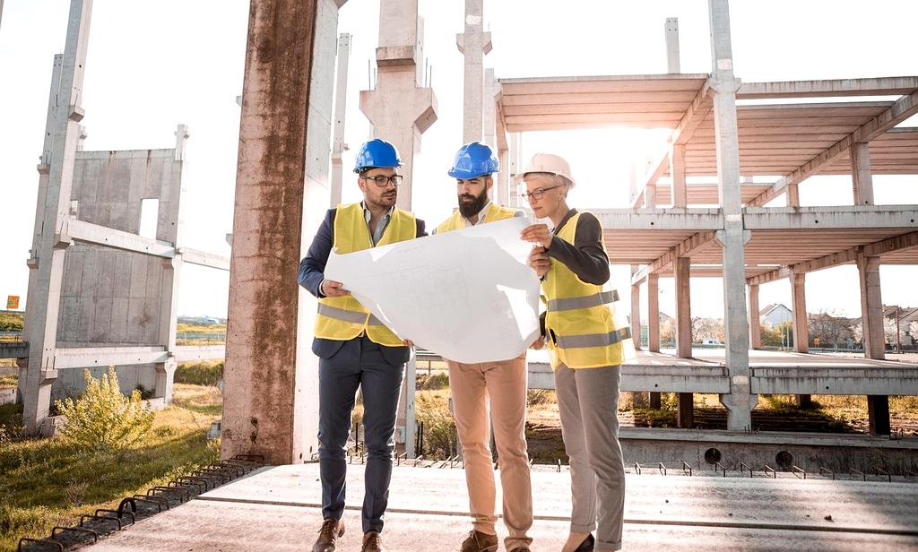 Montaż masztu 5G w Sizewell C