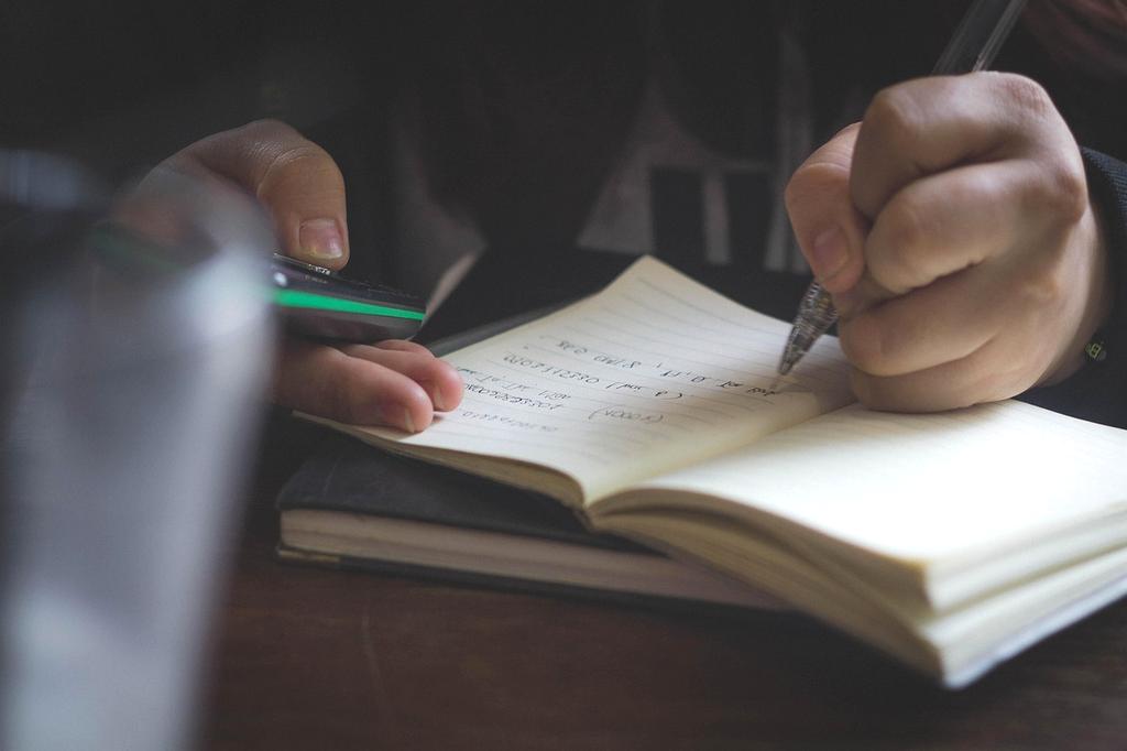 Studenci studiujący sztuczną inteligencję w sali uniwersyteckiej