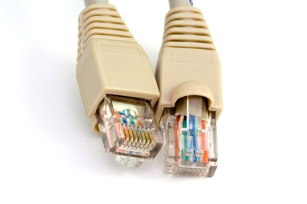 Technik instalujący kable szerokopasmowe gigabitowe w Wielkiej Brytanii