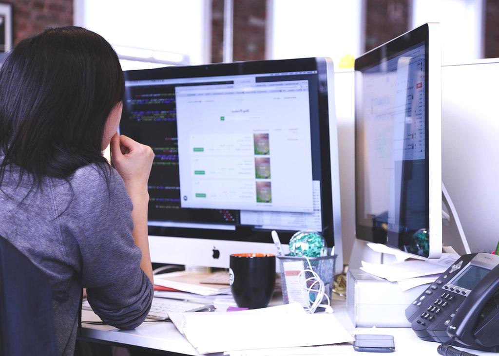 Decydenci omawiający strategię SI Wielkiej Brytanii podczas London Tech Week